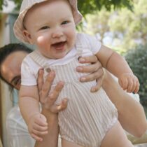 Pelele peto simulado con gorro rayas recién nacido crudo
