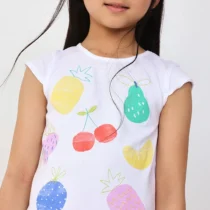 Camiseta de punto para niña en color blanco con estampado de frutas