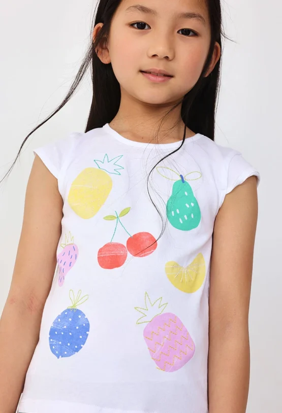 Camiseta de punto para niña en color blanco con estampado de frutas