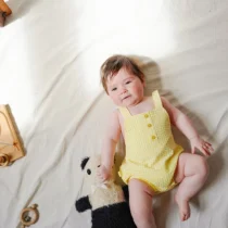 Pelele de popelín para bebé en color cuadros amarillos