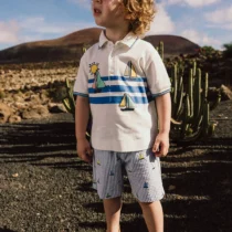 Polo de punto para niño en color blanco con estampado náutico