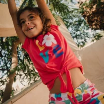 Short de punto para niña en multicolor con estampado de flores