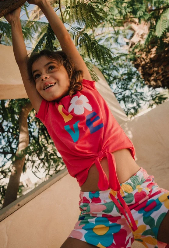 Short de punto para niña en multicolor con estampado de flores