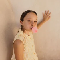 Vestido de popelín de niña con estampado de cuadros en color amarillo